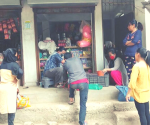 Sanju ('18) distributes food to the poor from her shop.