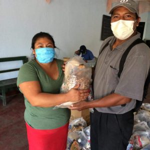 Fernando distributes food